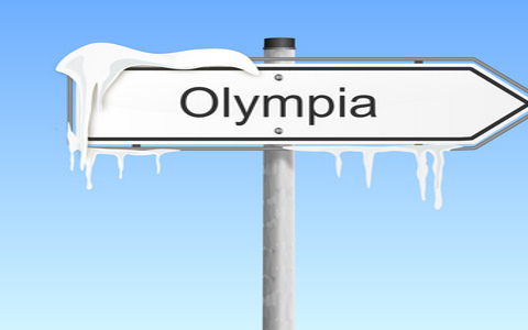 Ein vereister Wegweiser auf dem Olympia steht zeigt nach rechts.