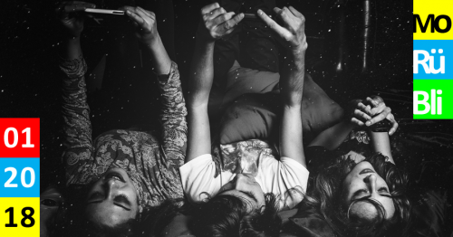 Schwarz weiß Fotografie von drei Frauen, die auf dem Rücken liegen und in ihre Handys schauen.