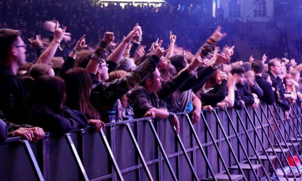 Social Media Live Einsatz: Publikum während Konzert auf dem Rock Hard Festival