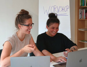 Judith und Heidi (rechts) beim Workshop.