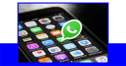 Der Messaging-Dienst WhatsApp wird auf einem Smartphone hervorgehoben.