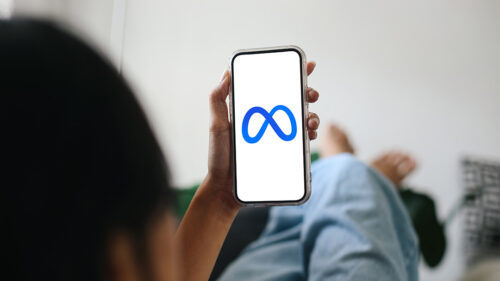Symbolbild GenAI: Smartphone mit Meta-Symbol